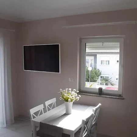 Apartment Valdebek With Pool Pula