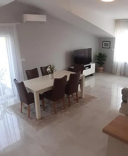 Valdebek With Pool דירה