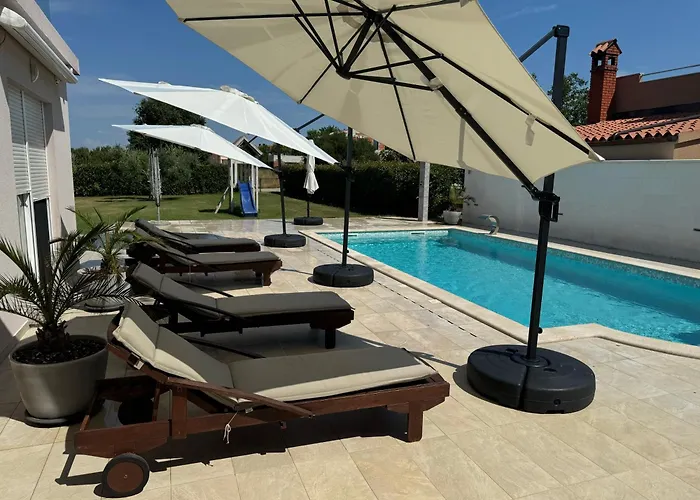 Valdebek With Pool * פולה