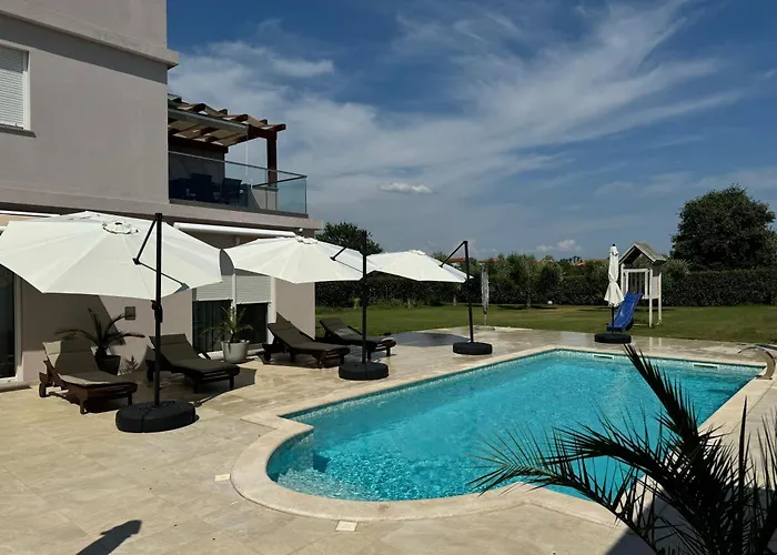 Valdebek With Pool * פולה