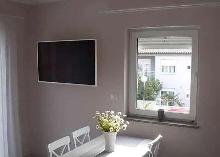 Apartment Valdebek With Pool Pula